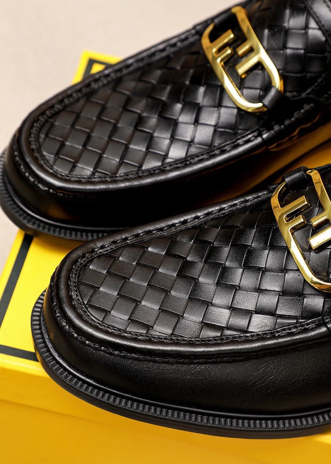 Men's shoes 💰460 💐 Product trademark: FENDI [Fendi] casual leather shoes Regular size: 38-44 (45🉑️customized) Product materials: Selected imported first-layer cowhide embossed upper + luxury hardware buckle, imported cowhide lining. Strong three-dimensional visual effect, rubber outsole Color: 1⃣️color optional